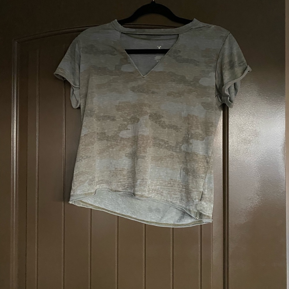 American Eagle camo cropped tee